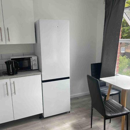 Studio Flat Private Shower Wc And Kitchenette Лондон Экстерьер фото