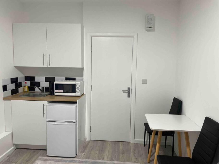 Studio Flat Private Shower Wc And Kitchenette Лондон Экстерьер фото