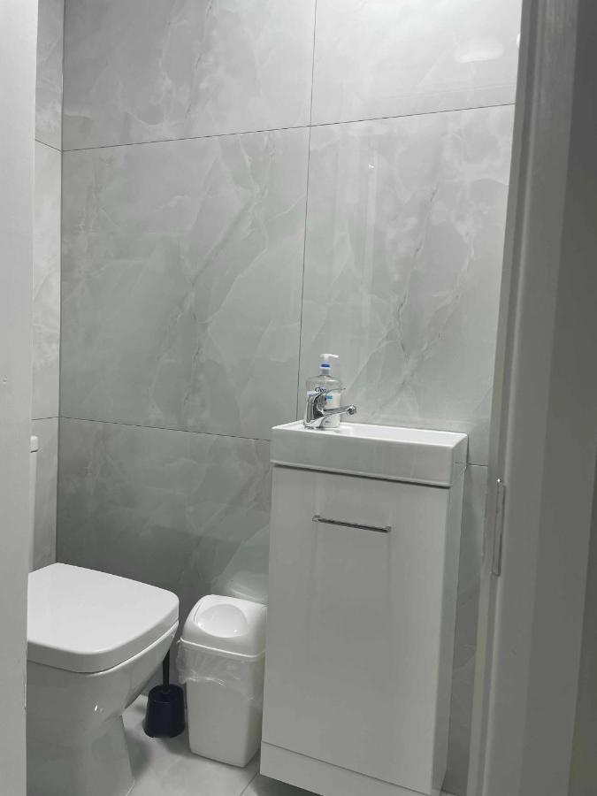 Studio Flat Private Shower Wc And Kitchenette Лондон Экстерьер фото