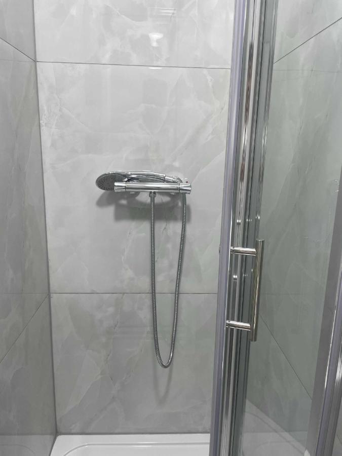 Studio Flat Private Shower Wc And Kitchenette Лондон Экстерьер фото