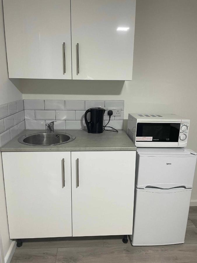 Studio Flat Private Shower Wc And Kitchenette Лондон Экстерьер фото